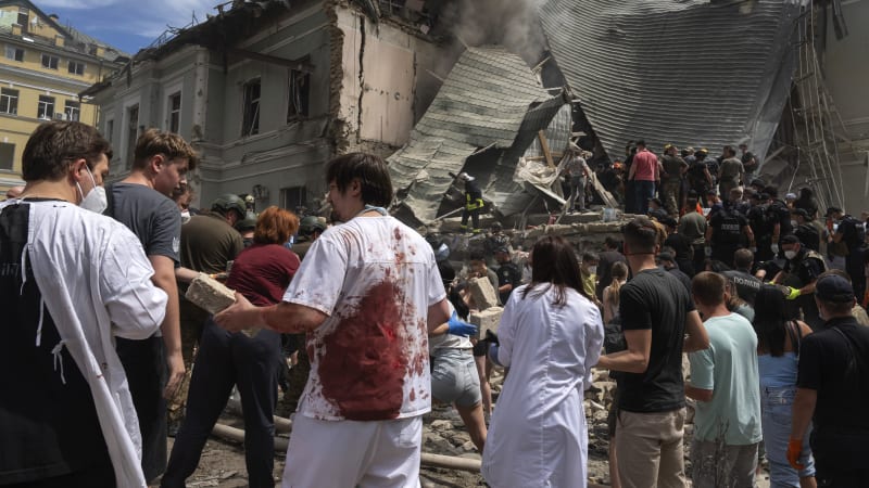 Třináct mrtvých, zasažená dětská nemocnice i škola. Rusko tvrdě bombardovalo Kyjev