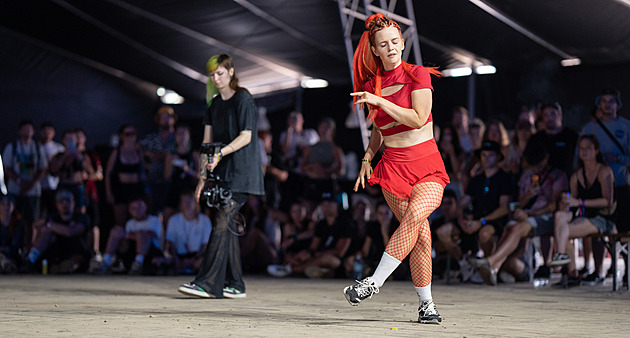 DnB step stíhá rychlé beaty. Vyšel i z maďarských tradičních tanců
