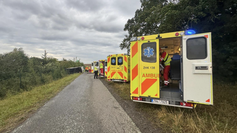 Třináct zraněných po nehodě na D11 na Pardubicku: Auto vyjelo mimo dálnici