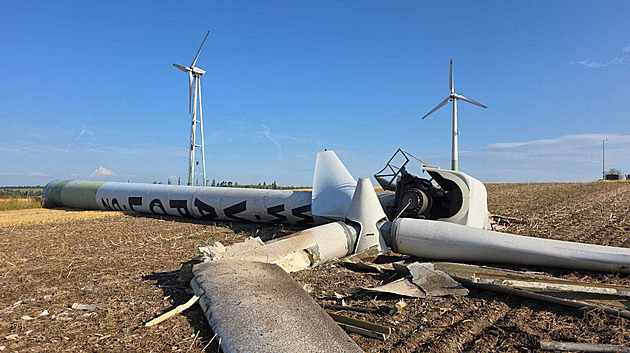 U Potštátu uklidili trosky spadlé větrné elektrárny. Většina se recykluje